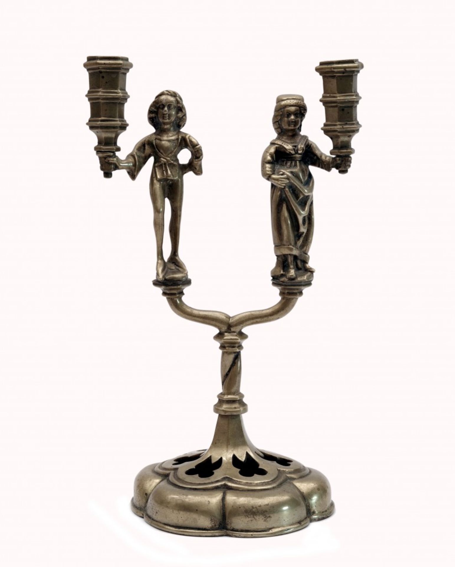 Zweiarmiger Kerzenhalter mit männlicher und weiblicher Figur