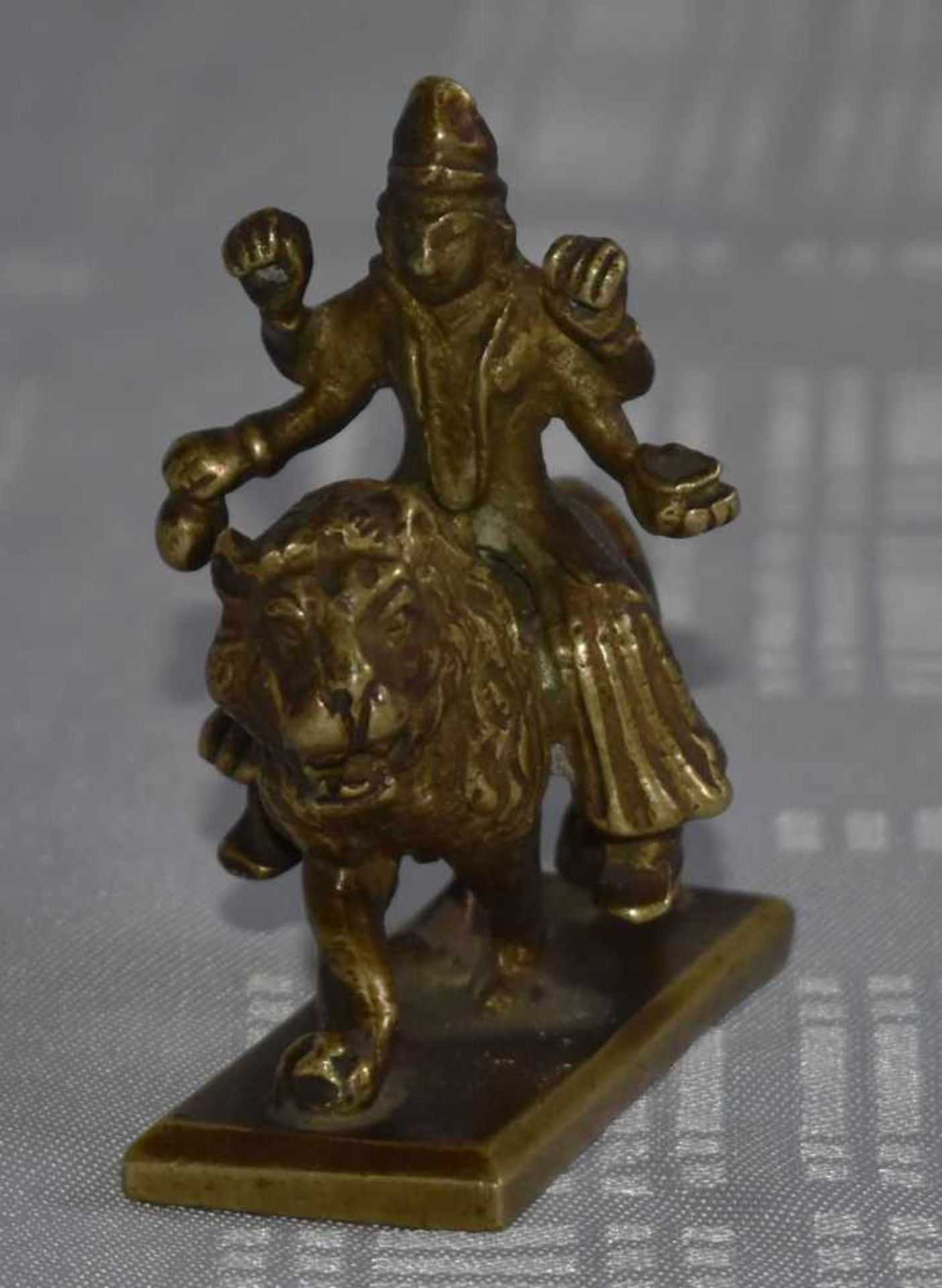 Bronzefigrur, Indien um 1880, "Darka auf Löwe"