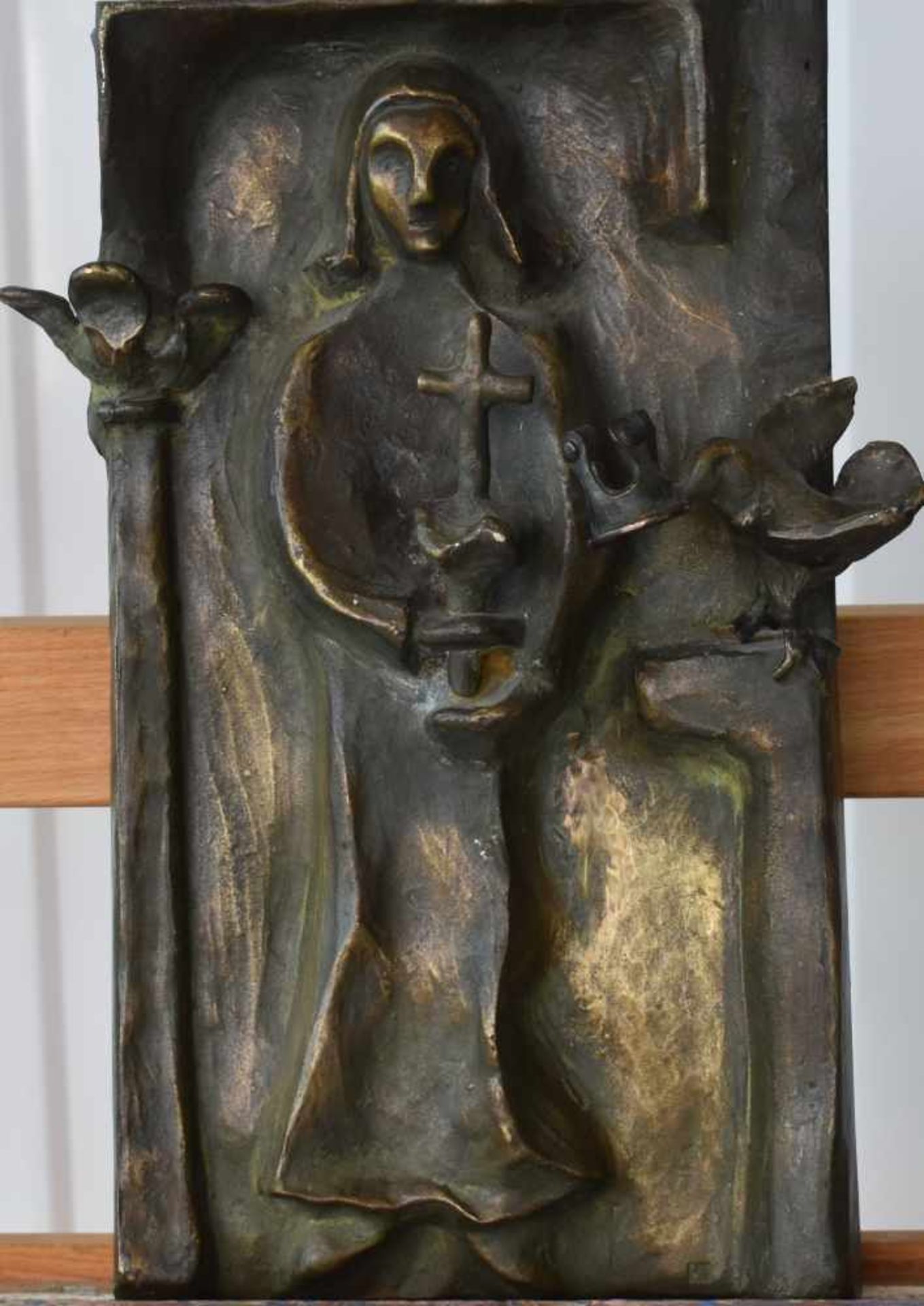 Kühnapfel, Helge (1938), "Kreuzträger mit Vogel, der eine Krone im Schnabel trägt"