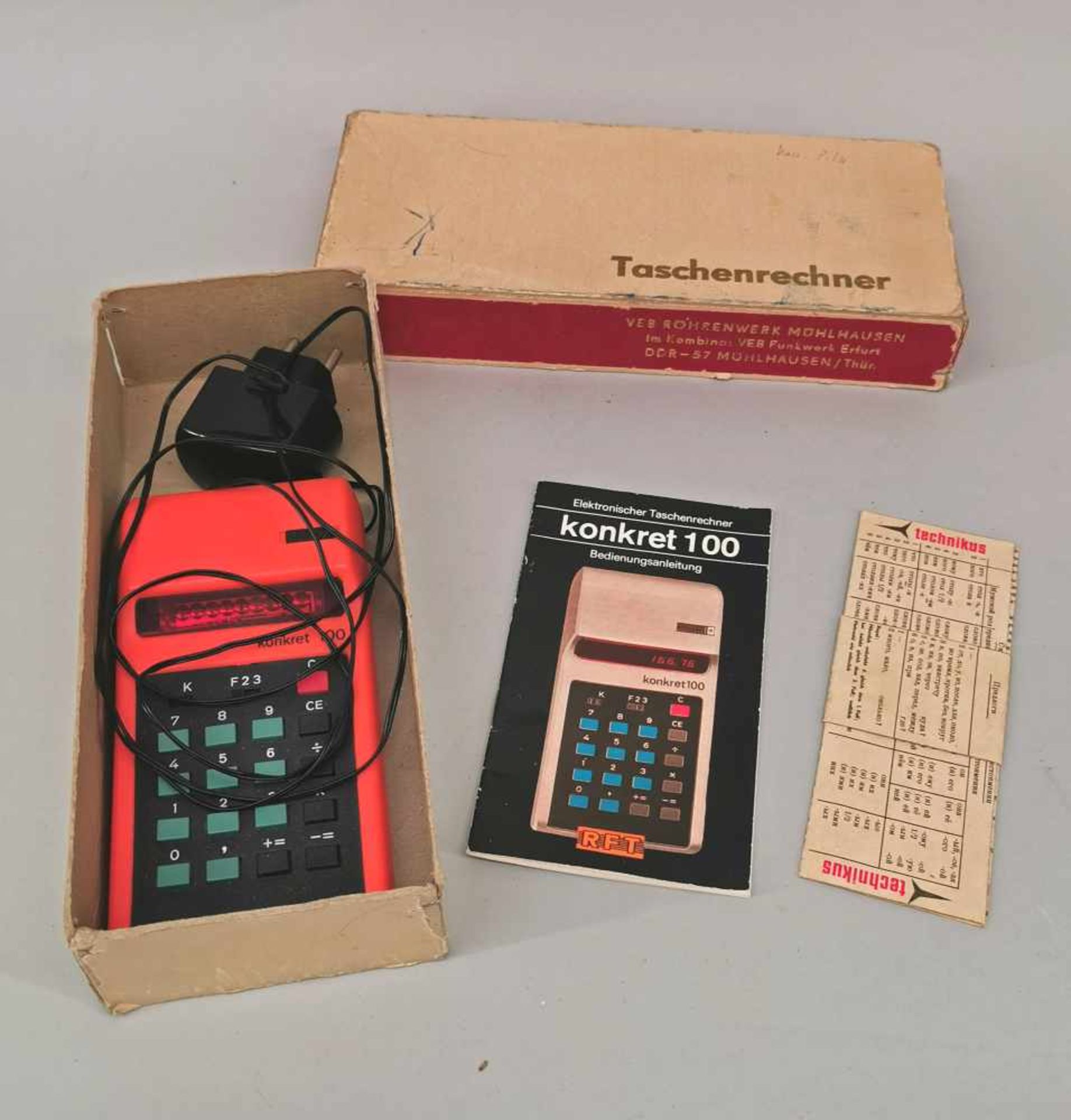 Elektronischer DDR-Taschenrechner konkret 100