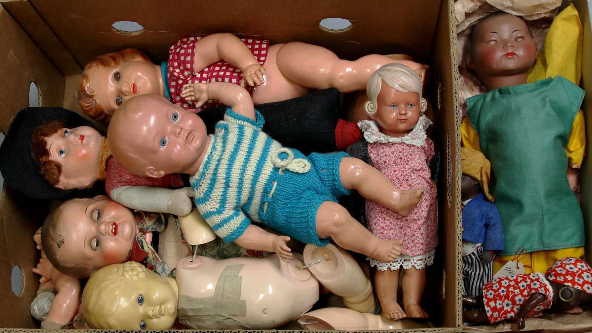 Kiste defekte Puppen und Puppenteile