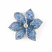 Brooch in the shape of a flower