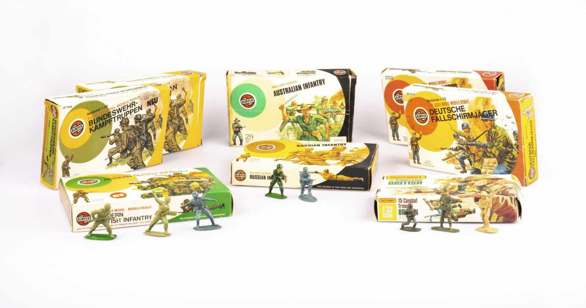 Large set of toy soldiers