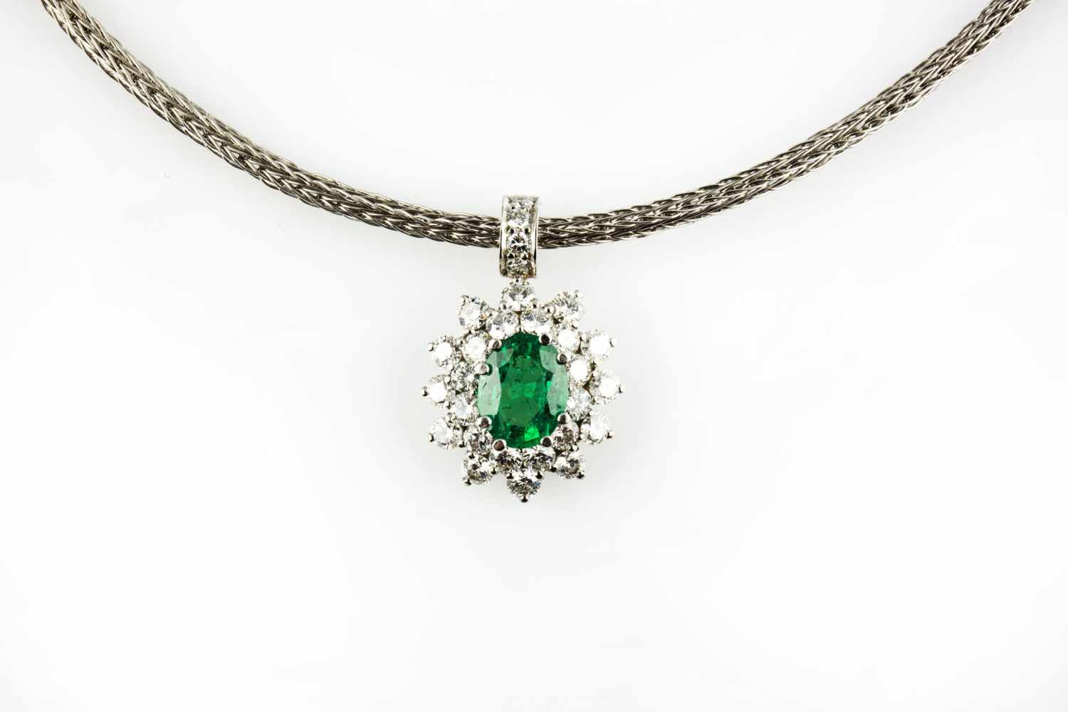 Necklace with emerald pendant - Image 3 of 4