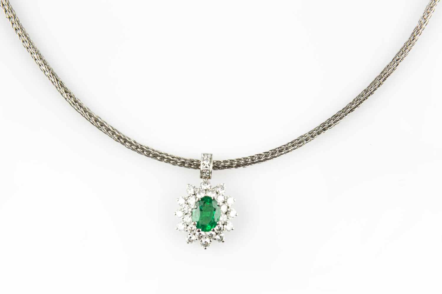 Necklace with emerald pendant - Image 2 of 4