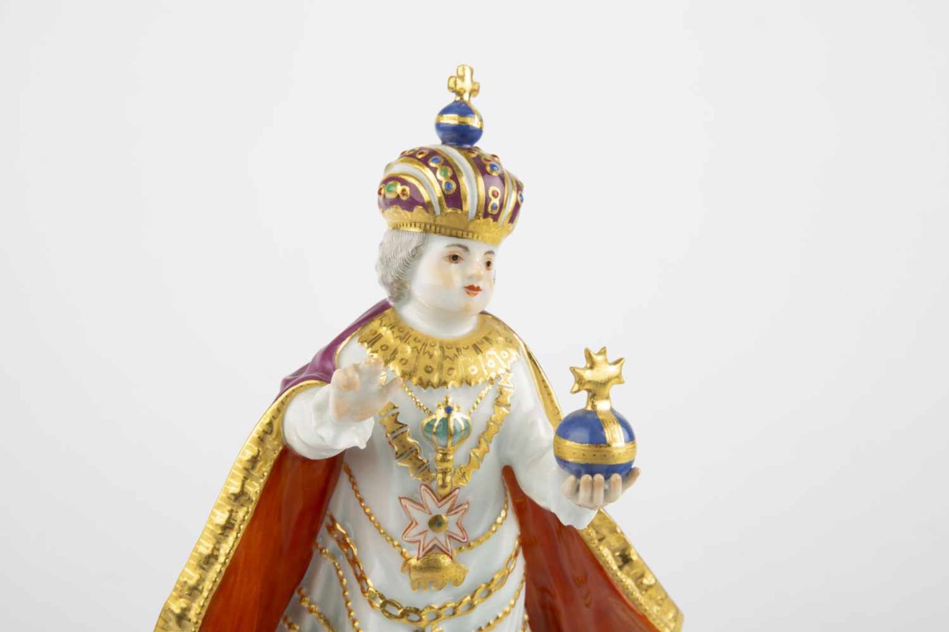 Boy as bishop with orb and crown - Bild 2 aus 4