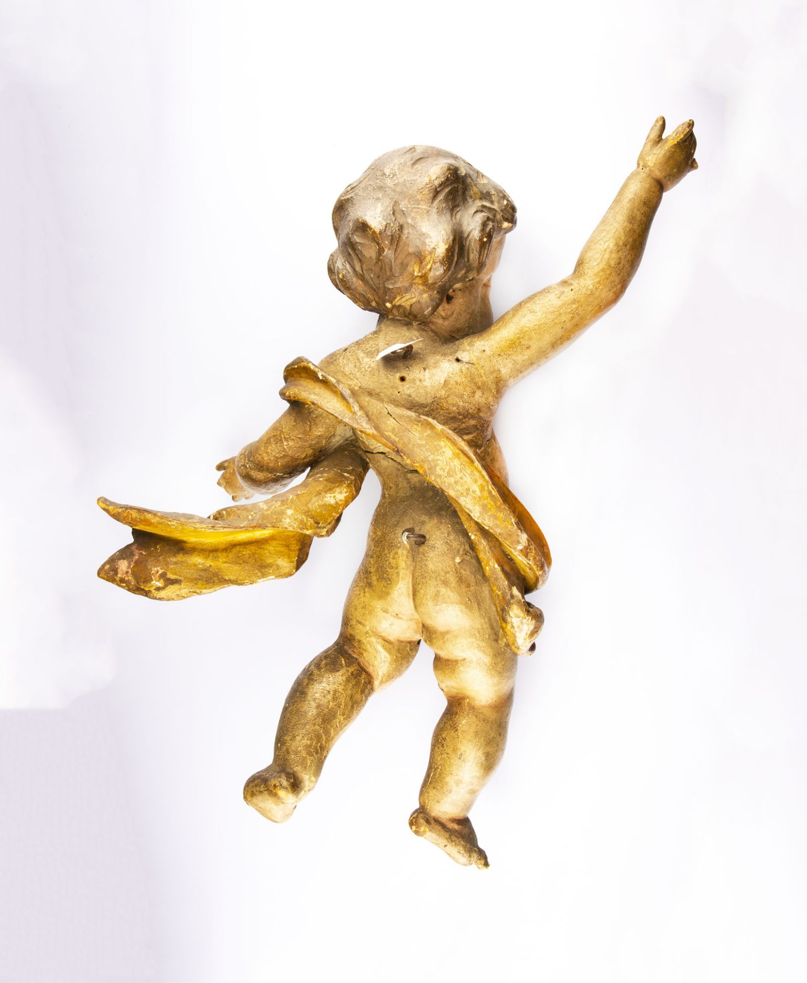 Putto mit Lendentuch (18. Jh.)Holz, farbig und gold staffiert, Höhe 56 cm, mit starken - Bild 4 aus 10