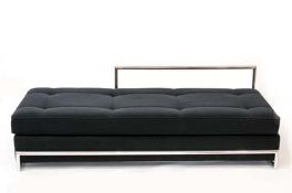 DaybedClassiCon, Entwurf von Eileen Gray von 1925, 20. Jh., Gestell aus verchromten Stahlrohr, Bezug