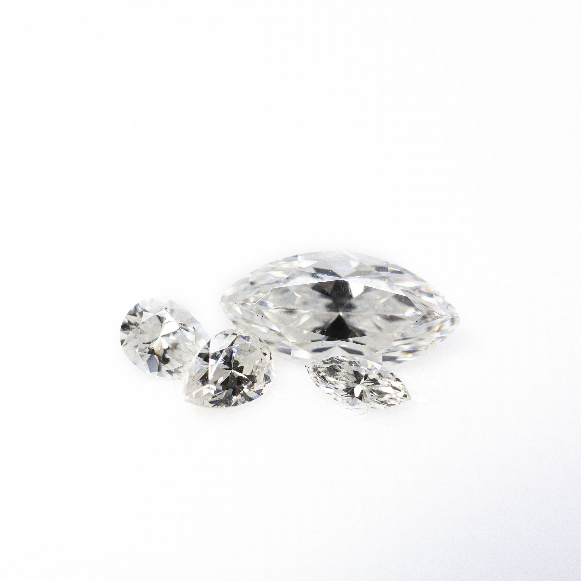 Konvolut Diamant und Zirkonia4-tlg., ein Diamant im Navetteschliff, ca. 0,23 ct, E-F, vvs; ein