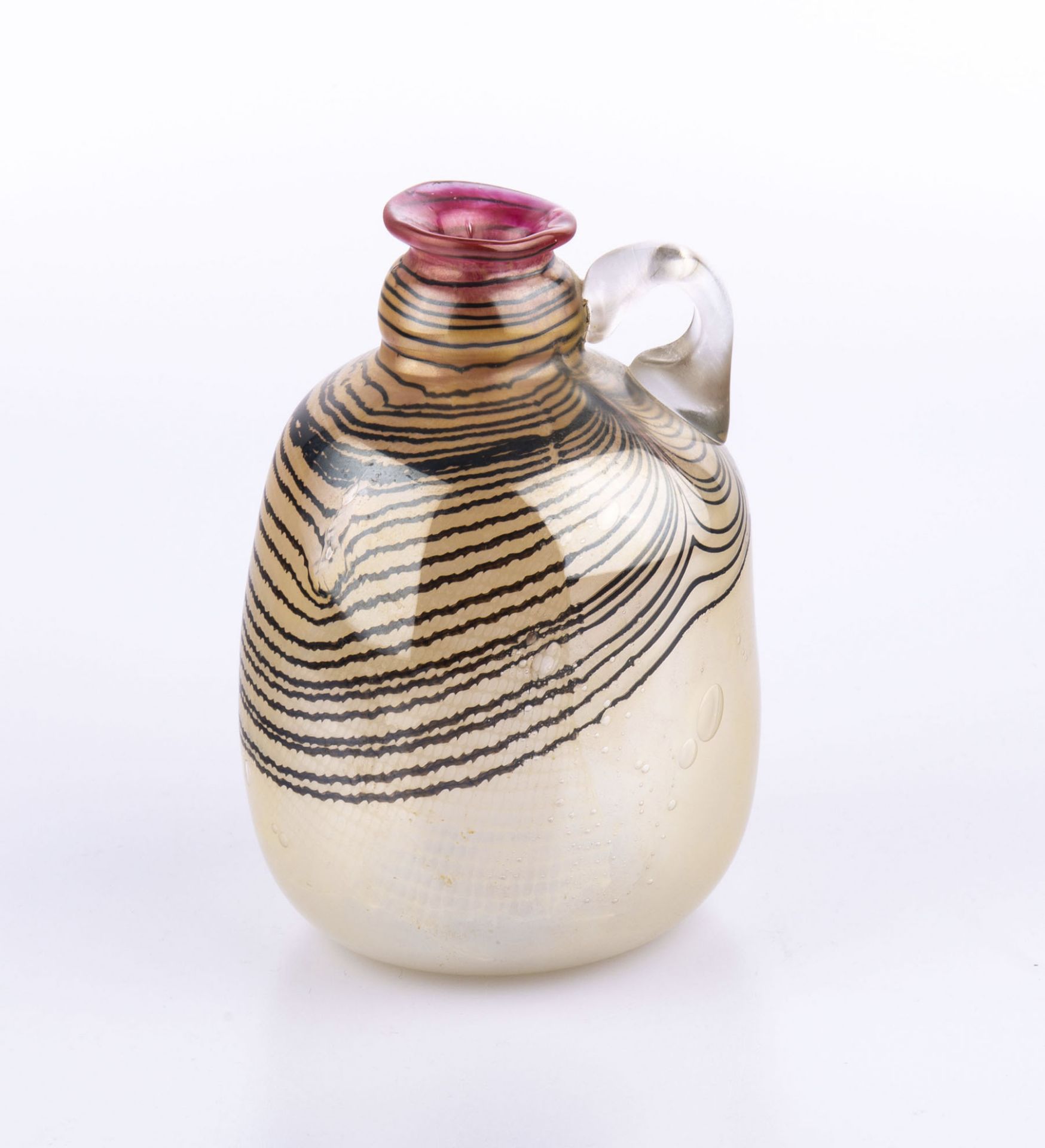 Vase mit HenkelErwin Eisch (1927 Frauenau), 1984, Glas, irisierend, Höhe 19 cm, unterseitig