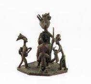 Figurengruppe mit FruchtbarkeitsgöttinAfrika, Bronze, Höhe 9,3 cm, partiell mit leichtem