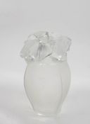 VaseLalique, 20. Jh., Glas, partiell mattiert, Vasenöffnung mit Blütendekor, Höhe 22,5 cm,