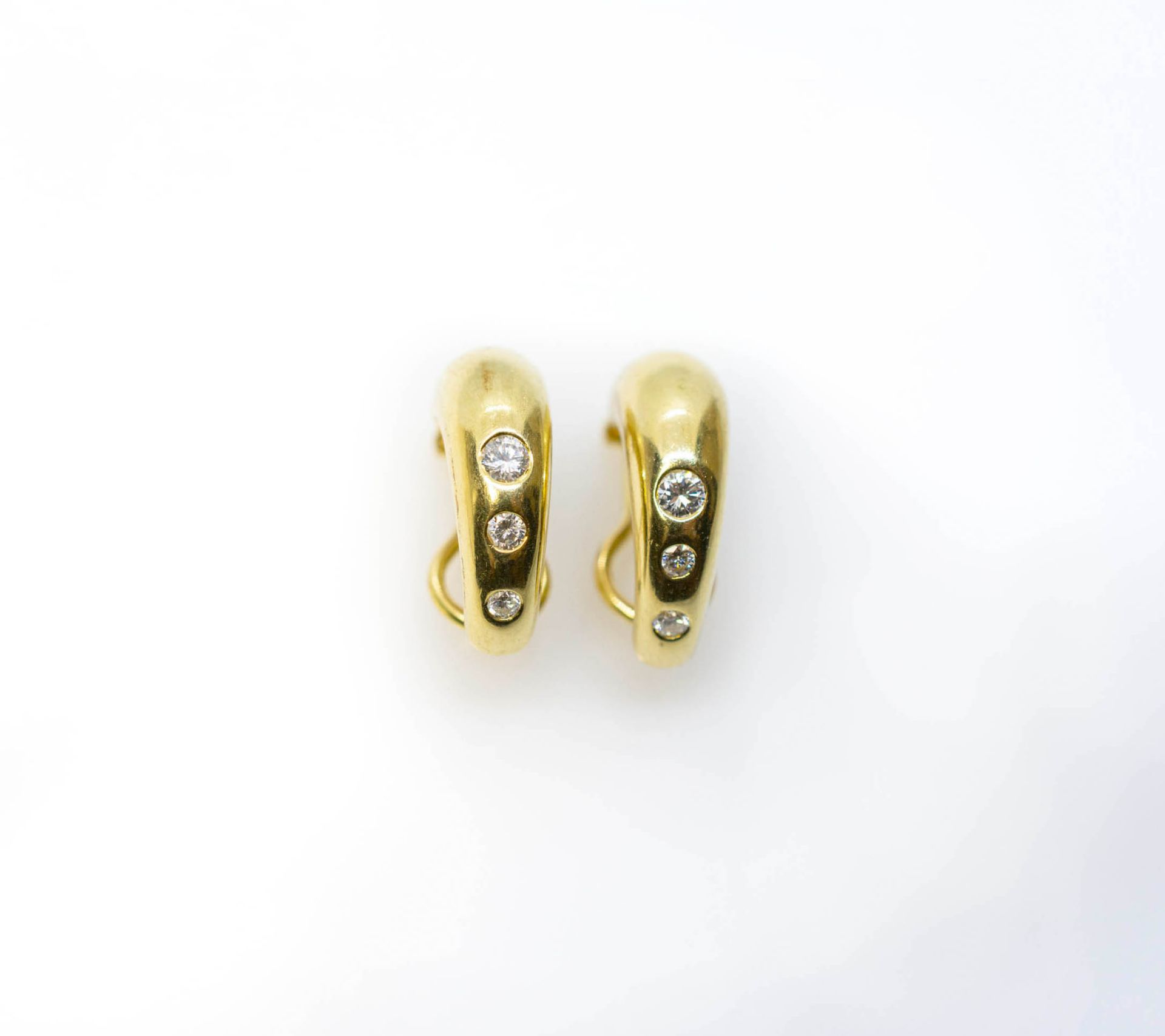 Paar Ohrstecker750 Gelbgold, punziert, mit 6 Brillanten, gesamt ca. 0,38 ct, H-I, vs, Länge 22 mm,