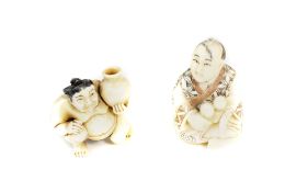 Paar Netsuke1. Hälfte 20. Jh., Elfenbein, ein Kabuto mit Obst, unterseitig mit Signatur, und ein