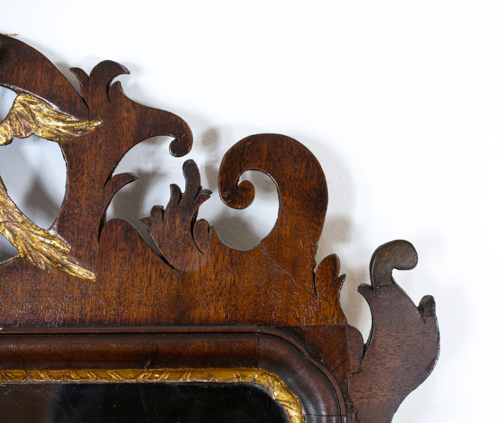 SpiegelEngland, 19. Jh., Holz, geschnitzt, gold staffiert, 73,5 cm x 43,5 cm, partiell geklebt, - Bild 2 aus 3