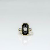 Damenring750 Gelbgold, punziert, mit 5 Diamanten, gesamt ca. 0,37 ct, I-J, vs, auf Onyx-Platte, 16,5