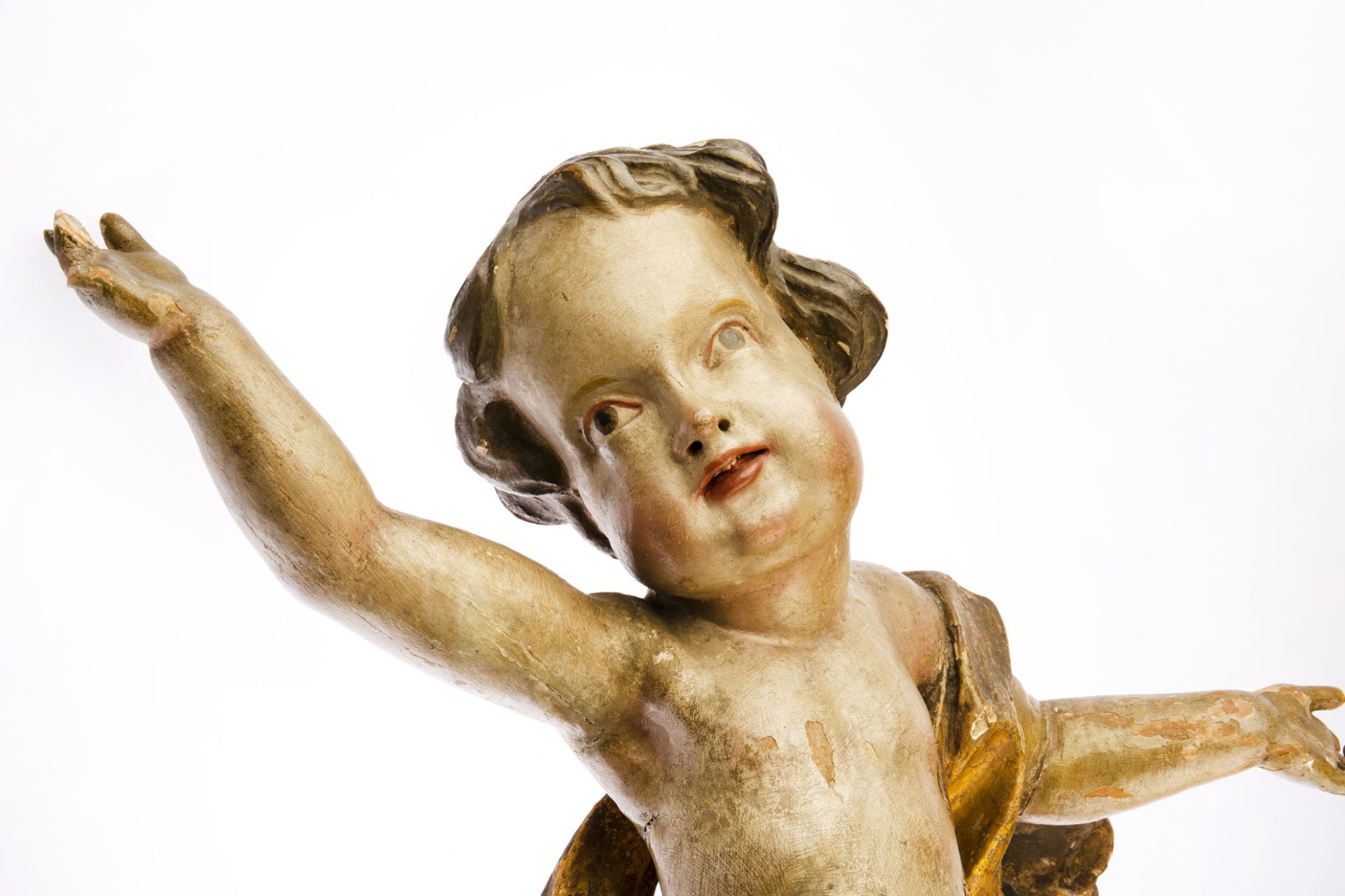 Putto mit Lendentuch (18. Jh.)Holz, farbig und gold staffiert, Höhe 56 cm, mit starken - Bild 3 aus 10