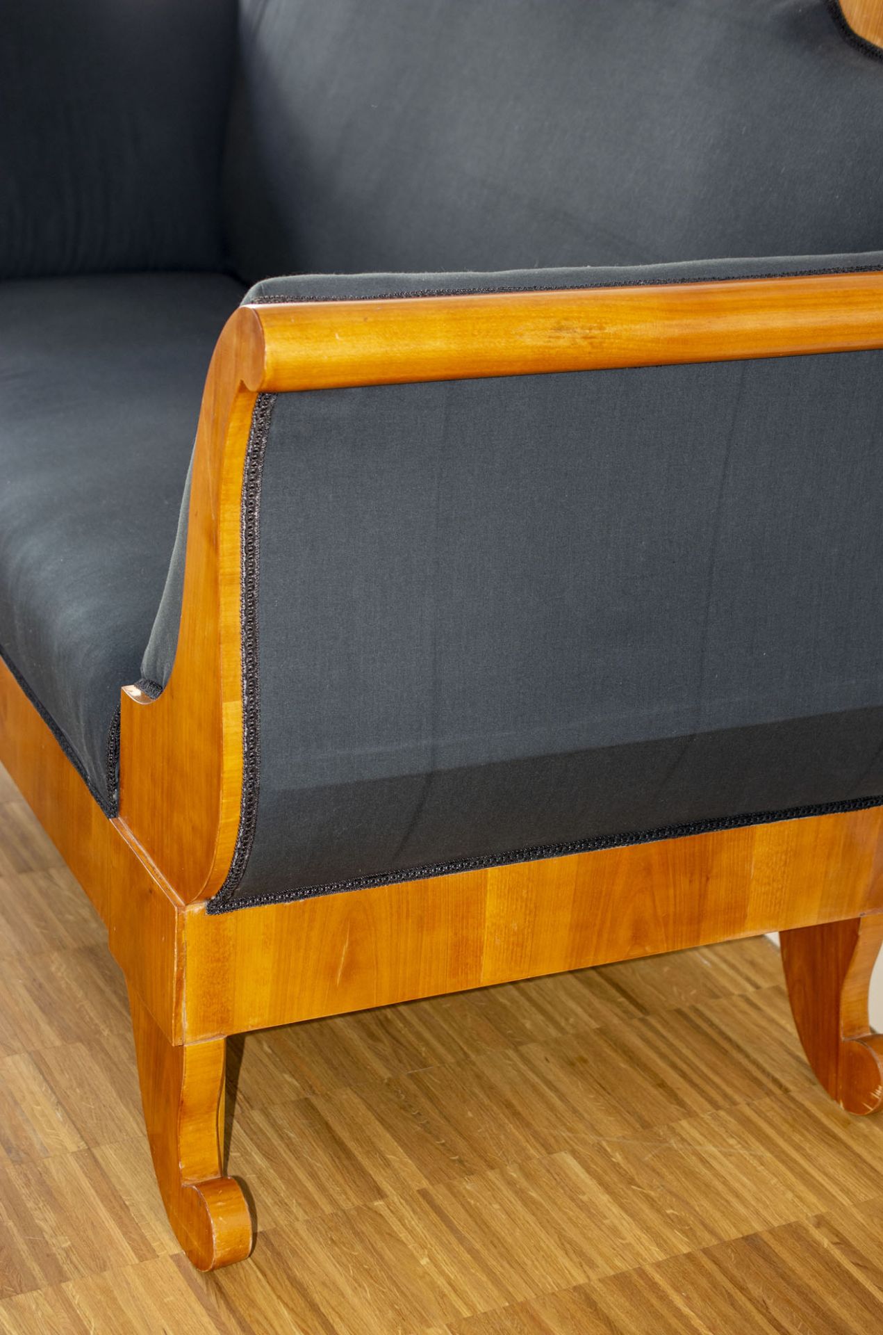 SofaBiedermeier, Kirschbaum, furniert, schwarzer Stoffbezug, 180 cm x 98,5 cm x 64 cm, - Bild 3 aus 3