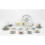 Kaffee-/ Teeservice für 12 Personen46-tlg., Meissen, 20 Jh., weiß mit polychromem Blumendekor,