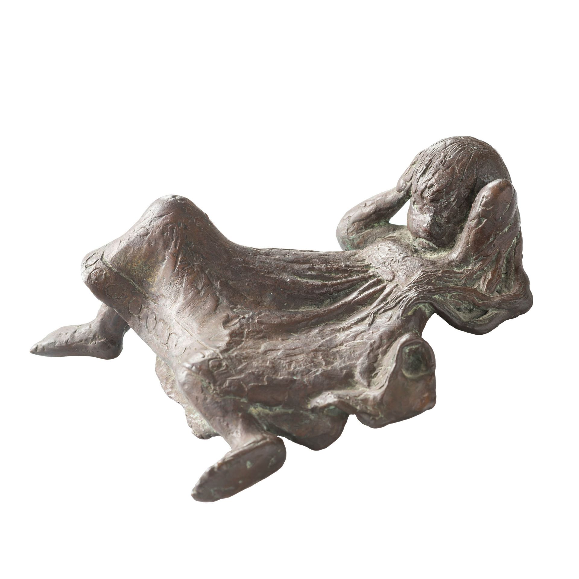 Wolfgang Binding (1937 München)Liegendes kleines Mädchen, 1982, Bronze, 9 cm x 18 cm x 15 cm,