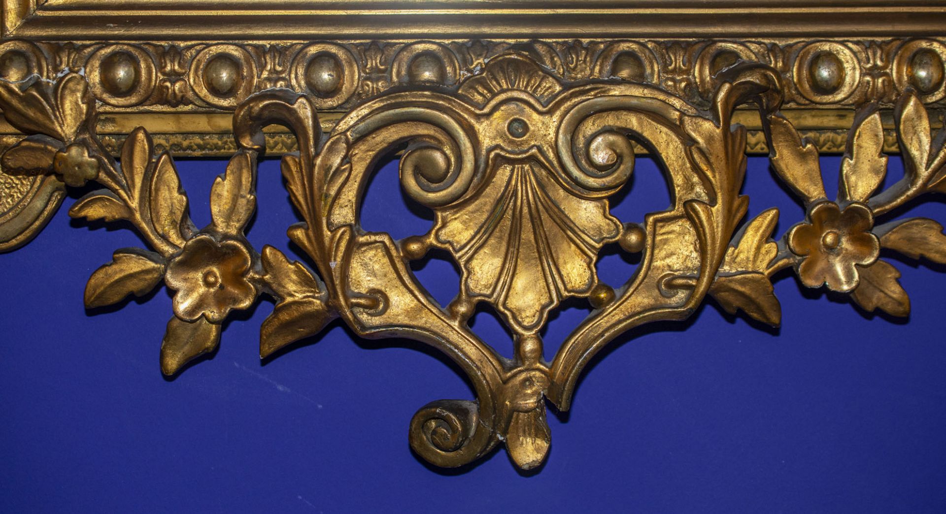 SpiegelUm 1800, Holz, geschnitzt, gold staffiert, 133 cm x 71 cm, partiell mit kleinen - Bild 3 aus 3