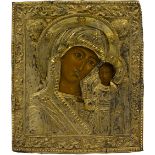 Ikone 'Gottesmutter von Kazan'Zentralrussland, 18. Jahrhundert, vergoldetes Bronzeoklad auf Holz, 31