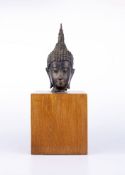 Buddha-BüsteThailand, 19./20. Jh, Bronze, Höhe 32,9 cm, im Stil der Ayutthaya-Periode, auf