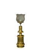 Petroleumlampe im Jugendstilspätes 19. Jh., Messing mit Ornamentbordüren, Höhe mit Schirm 54,5 cm,