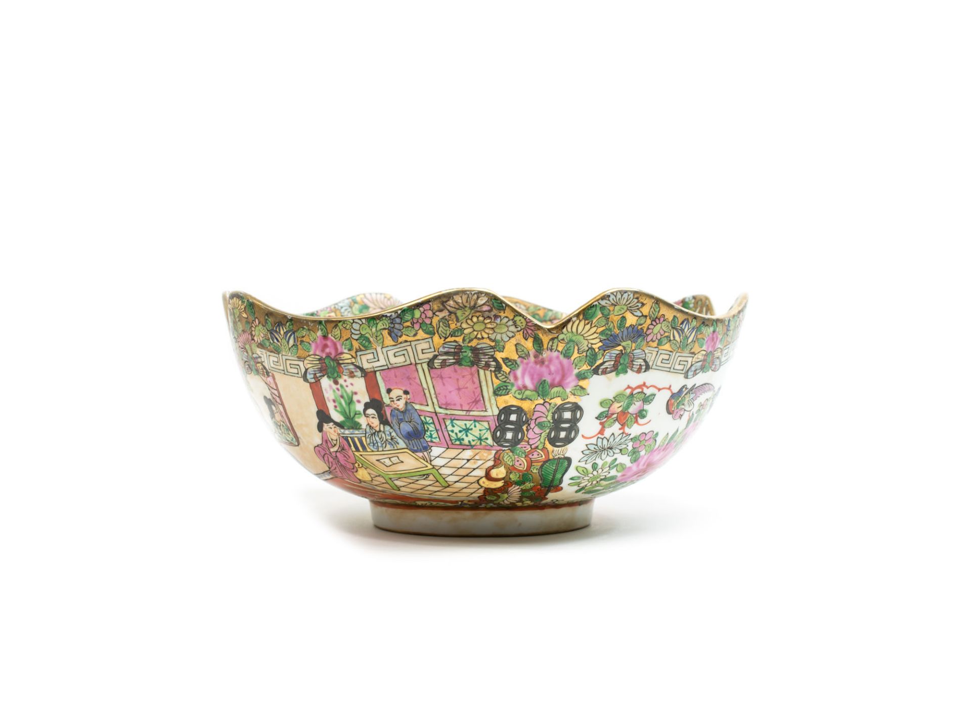 Schale 'Famille Rose'China, um 1900, Porzellan, farbig und gold staffiert, umlaufend mit figürlichen