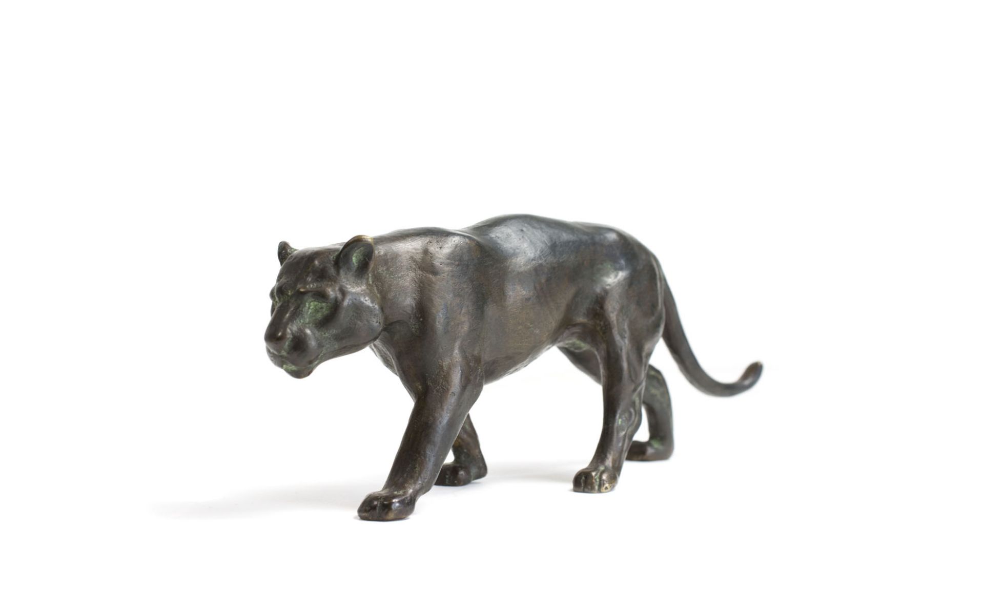 Schreitende Löwin (20. Jh.)Bronze, schwarz patiniert, Höhe 7,5 cm, Breite 20 cm, nummeriert