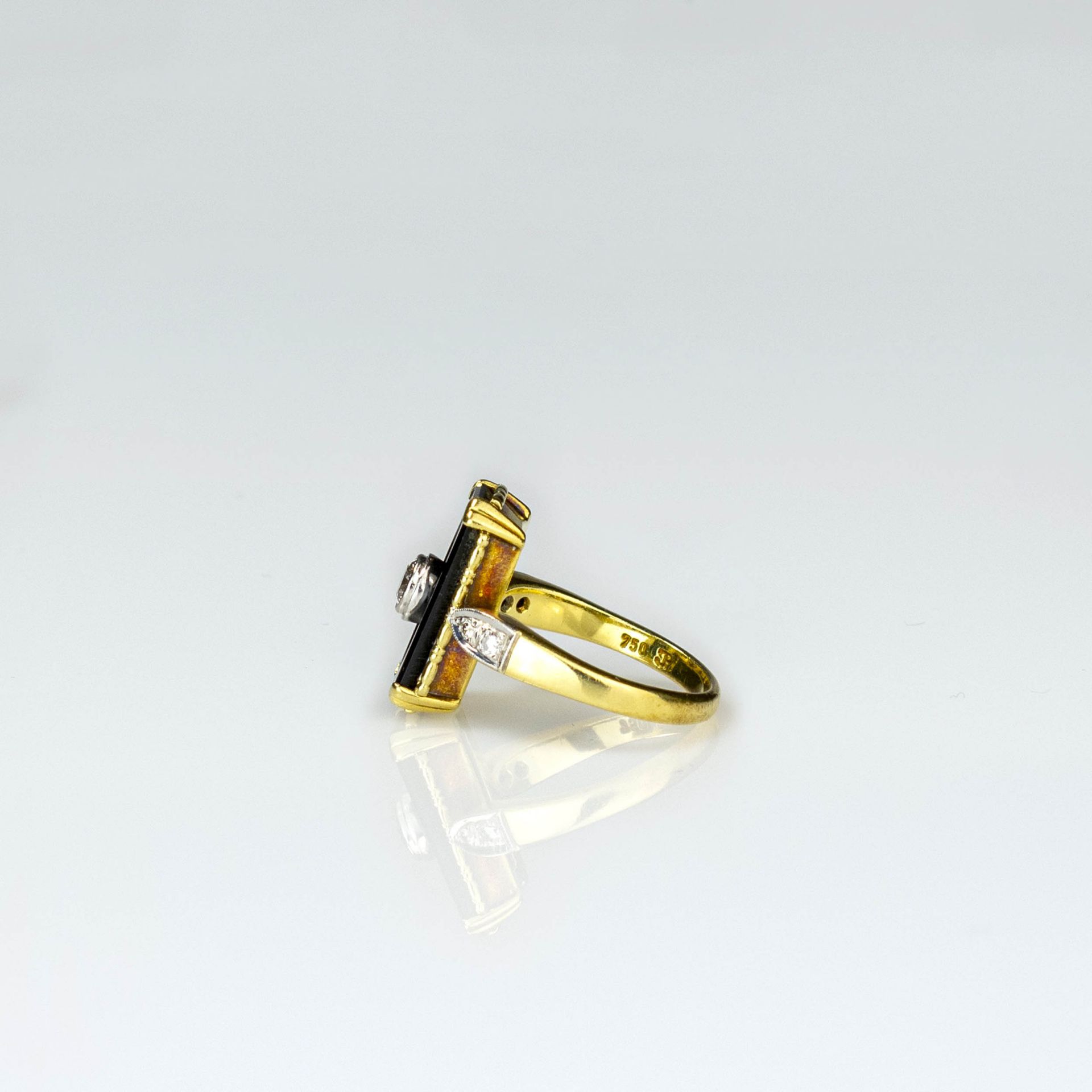 Damenring750 Gelbgold, punziert, mit 5 Diamanten, gesamt ca. 0,37 ct, I-J, vs, auf Onyx-Platte, 16,5 - Bild 2 aus 2