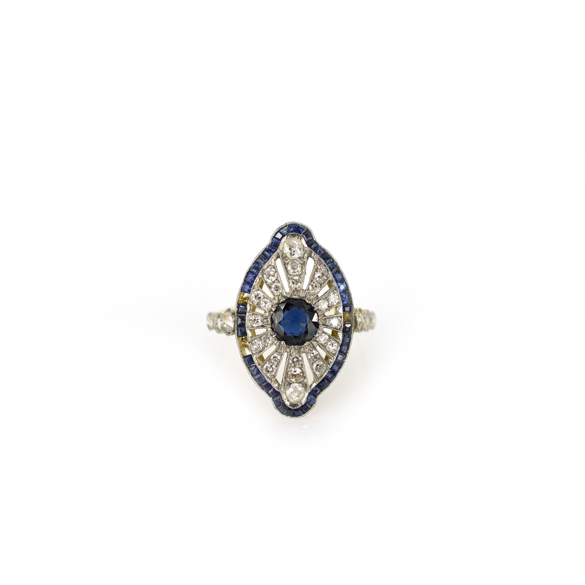 Schiffchenring Art Déco, Frankreich, 750 Gelbgold, getestet, mit zentralem Saphir, ca. 0,4 ct und