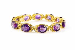 Armband 750 Gelbgold, punziert, mit 10 Amethysten im ovalem Schliff, gesamt ca. 33,40 ct, je 11 mm