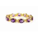 Armband 750 Gelbgold, punziert, mit 10 Amethysten im ovalem Schliff, gesamt ca. 33,40 ct, je 11 mm