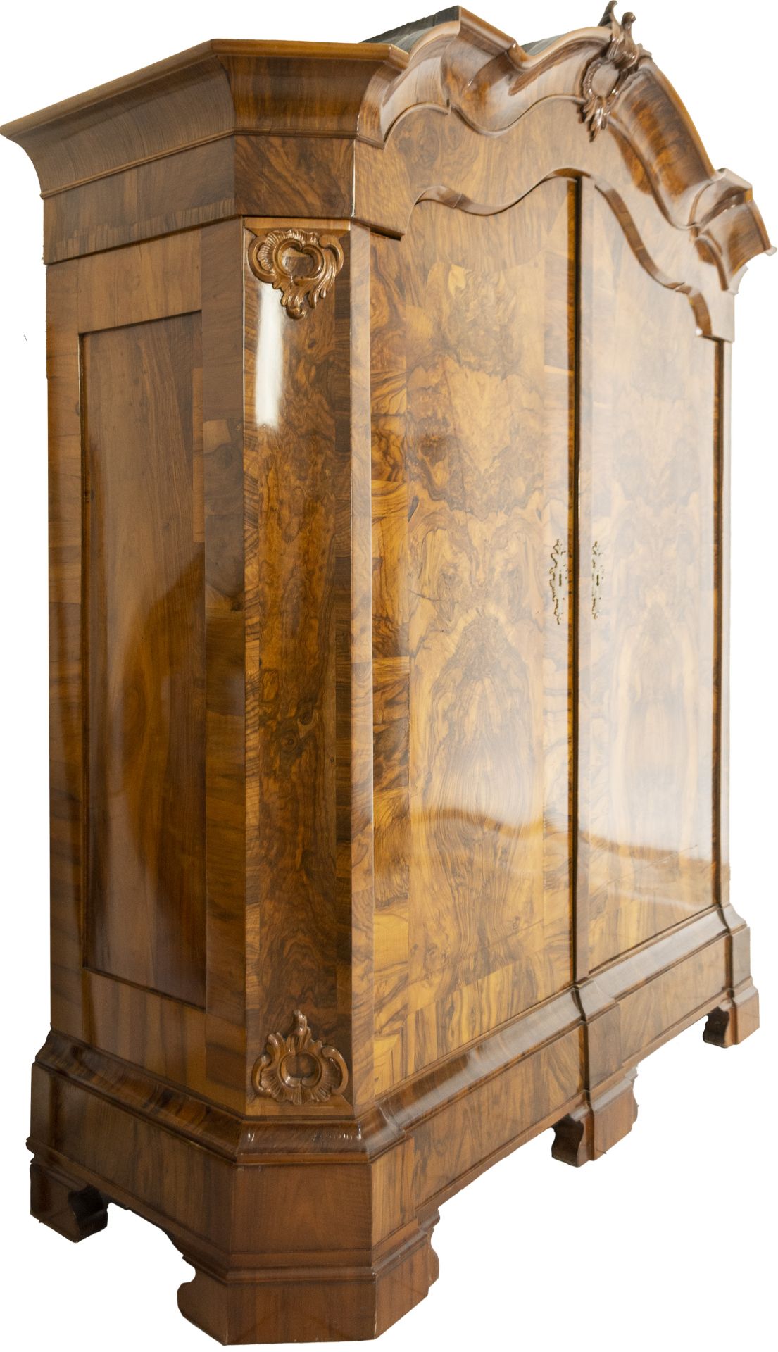 Hallenschrank Norddeutschland, Barockstil, 19. Jh., Nussbaum, Wurzelholz furniert, - Bild 2 aus 2