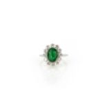 Entourage-Ring mit zentralem Smaragd 585 Weißgold, punziert, mit zentralem Smaragd, ca. 1,65 ct,