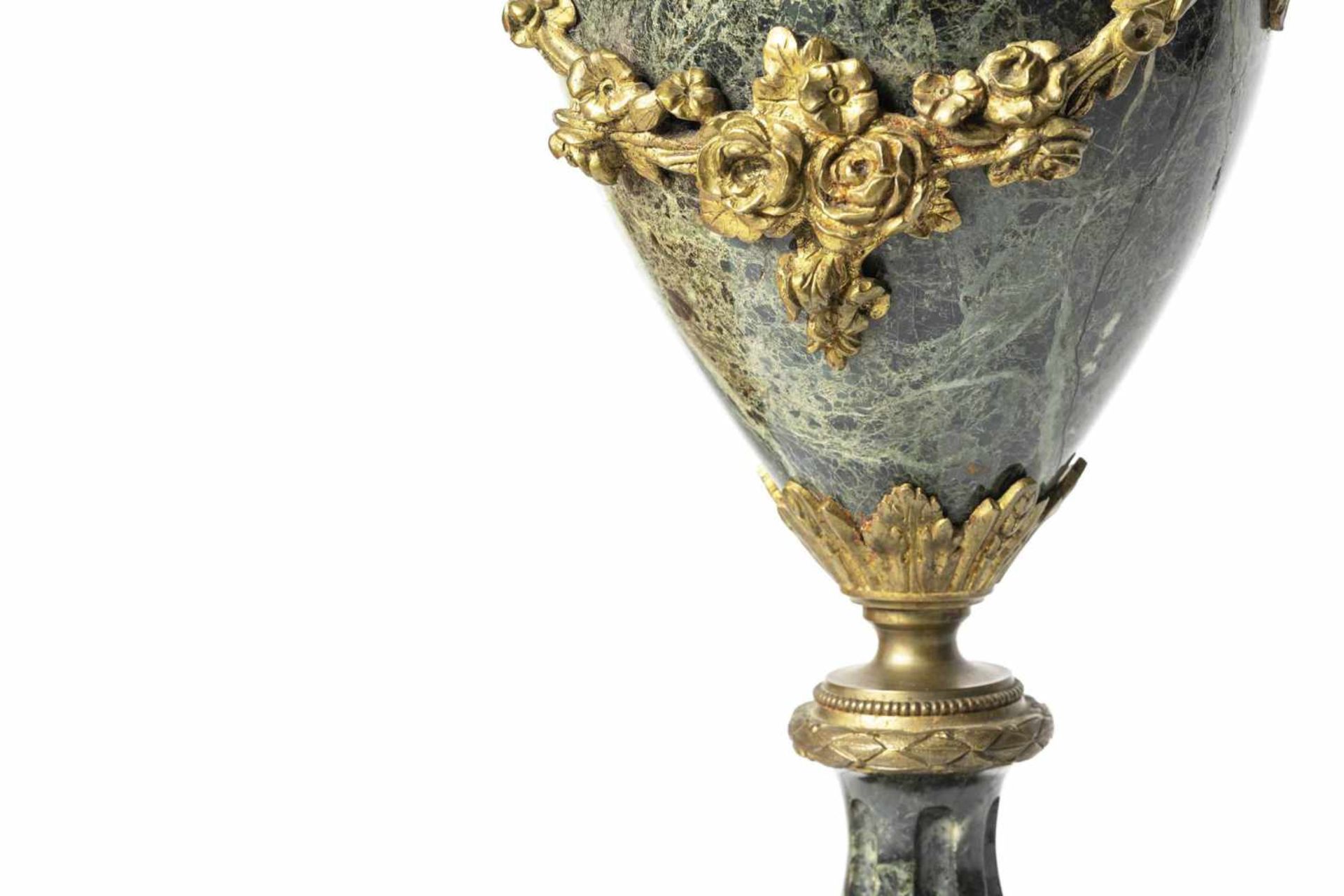 Paar große Tischlampen 20. Jh., figürlicher und floraler Dekor, schwarzer Marmor, Bronze- - Bild 3 aus 4