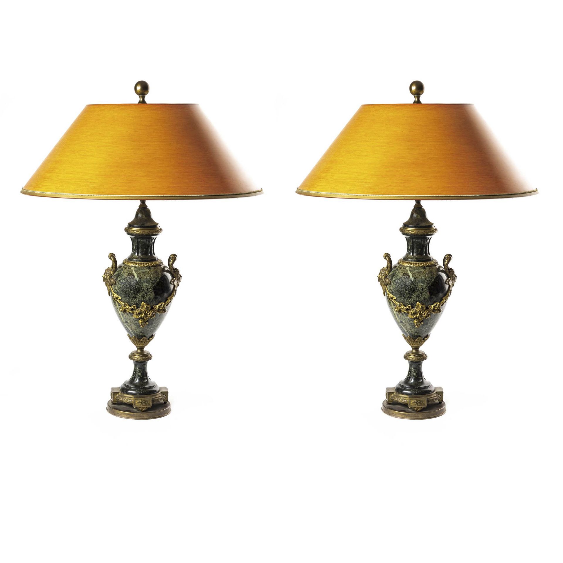 Paar große Tischlampen 20. Jh., figürlicher und floraler Dekor, schwarzer Marmor, Bronze-
