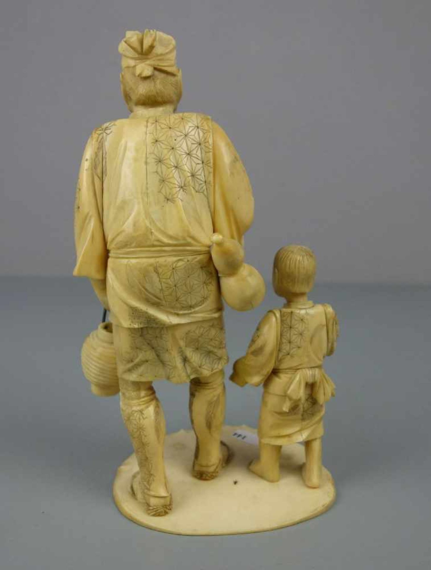 ELFENBEINFIGUR "Mann mit seinem Sohn" / Okimono Figur / ivory figure, Japan, um 1900 (Meiji- - Bild 10 aus 11