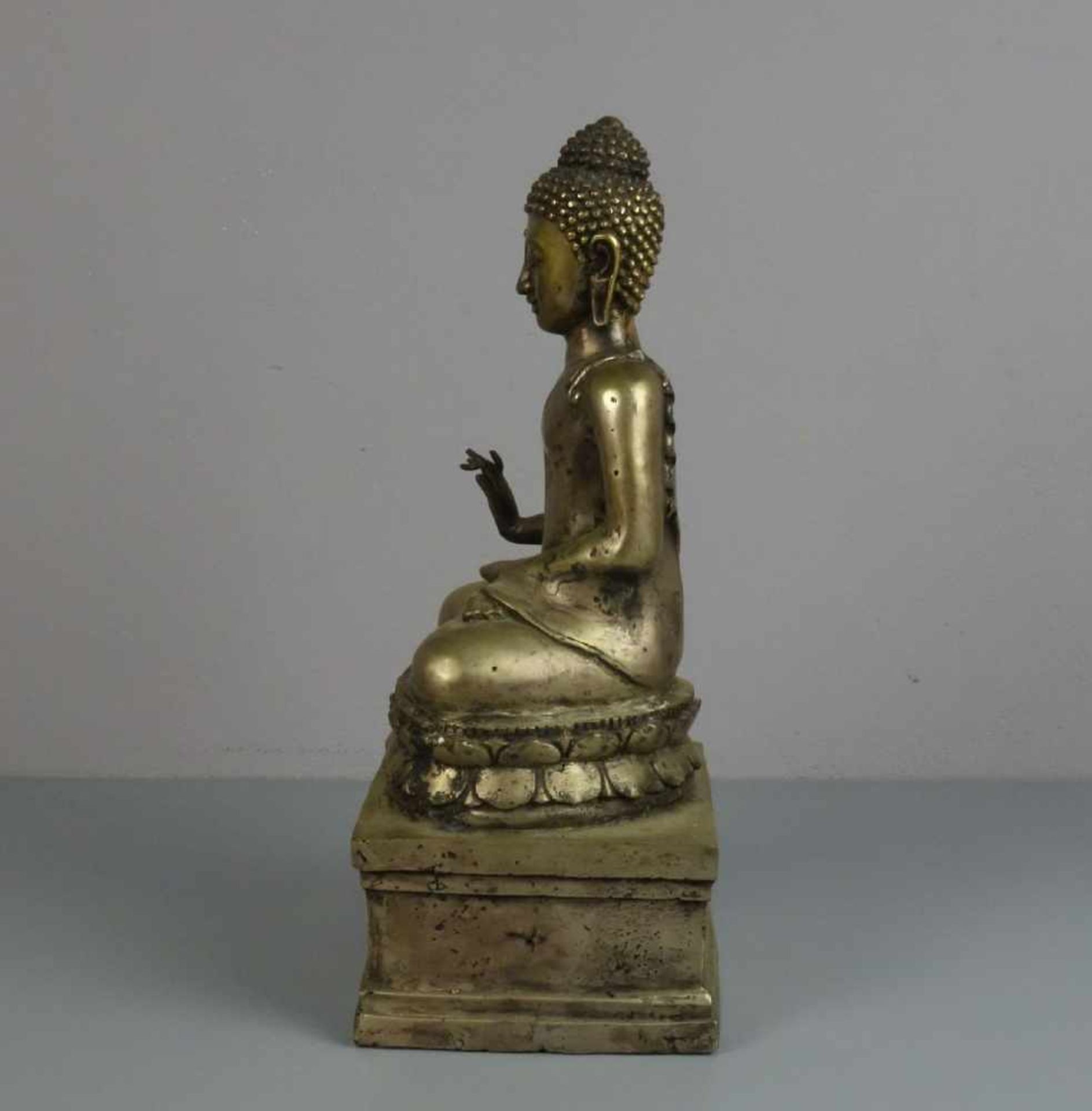 SKULPTUR / sculpture: "Buddha Bhumisparsha Mudra", silber- bis goldfarbenes Metall. Sitzender Buddha - Image 2 of 4
