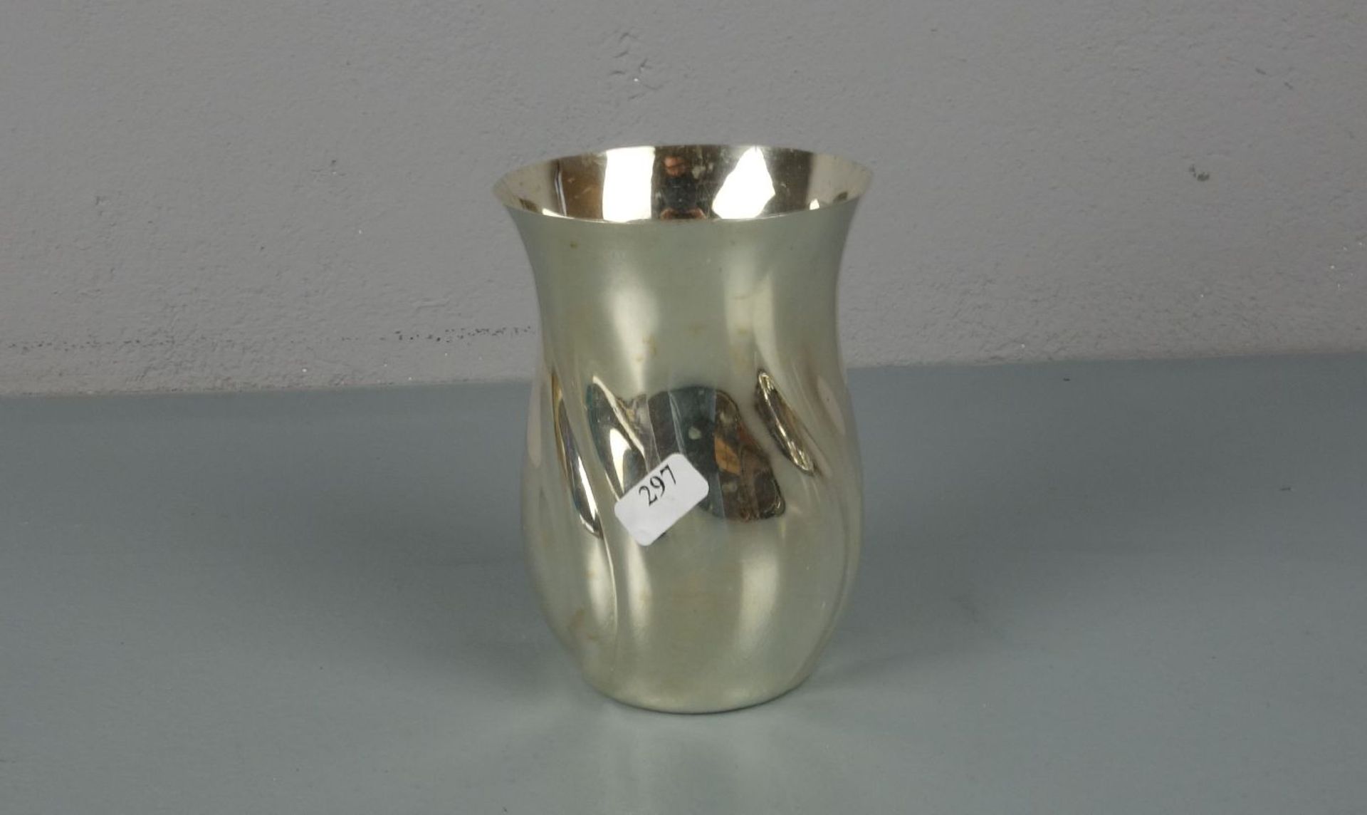 VASE, 800er Silber (115 g), gepunzt mit Halbmond, Krone, Feingehaltsangabe und Manufakturpunze Jakob