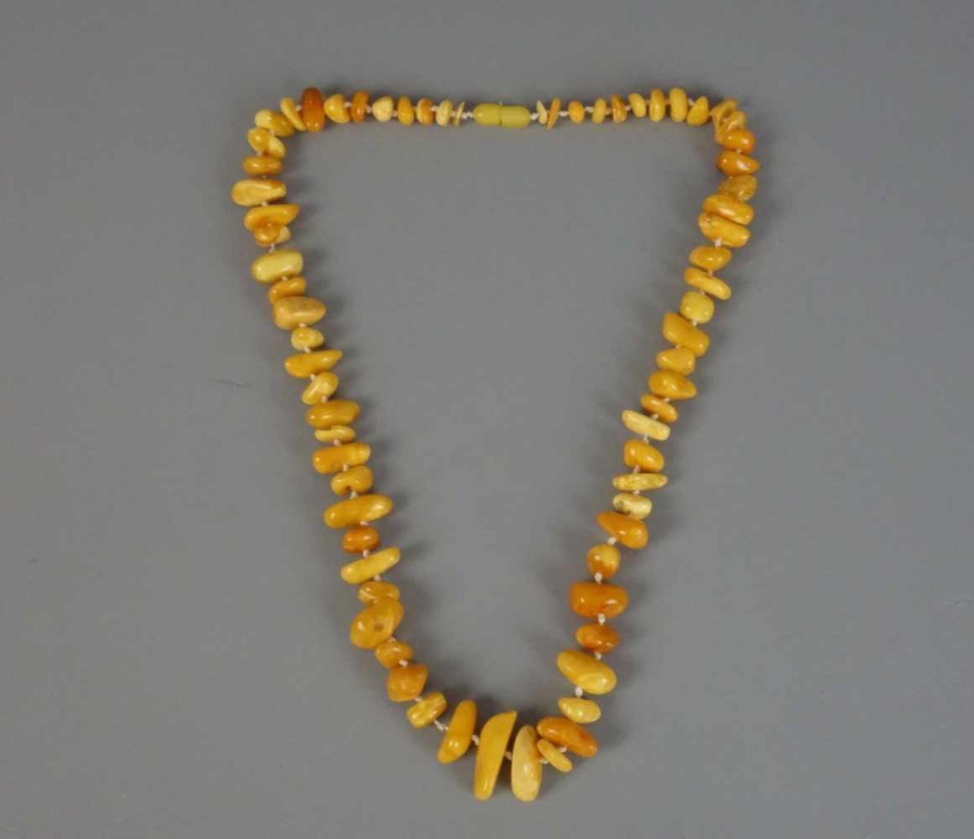 BERNSTEINKETTE - BUTTERSCOTCH, necklace, einzeln geknotet. Die butterscotchfarbenen - Bild 2 aus 3