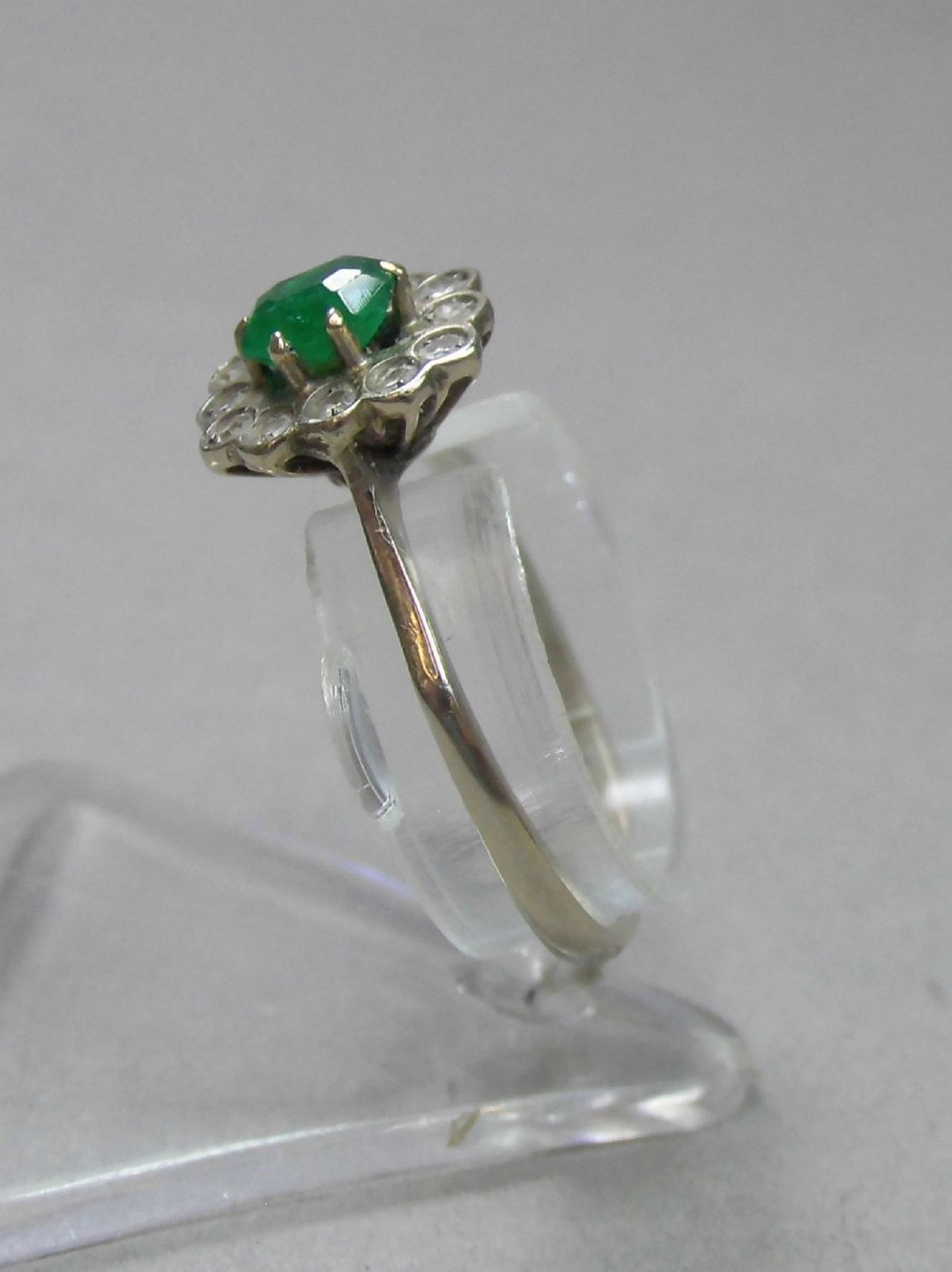 RING, besetzt mit einem ovalen Smaragd, umgeben von einer Vielzahl kleiner Brillanten; 750er - Image 2 of 3