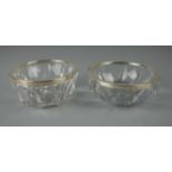 PAAR GLASSCHALEN MIT SILBERMONTUR / two glass bowls, 20. Jh., Glas / Bleikristall und Silber.