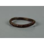 BRONZE - RING, etwa 1000 n. Chr.; handgearbeiteter, filigraner Ring von 1,7 mm Durchmesser,