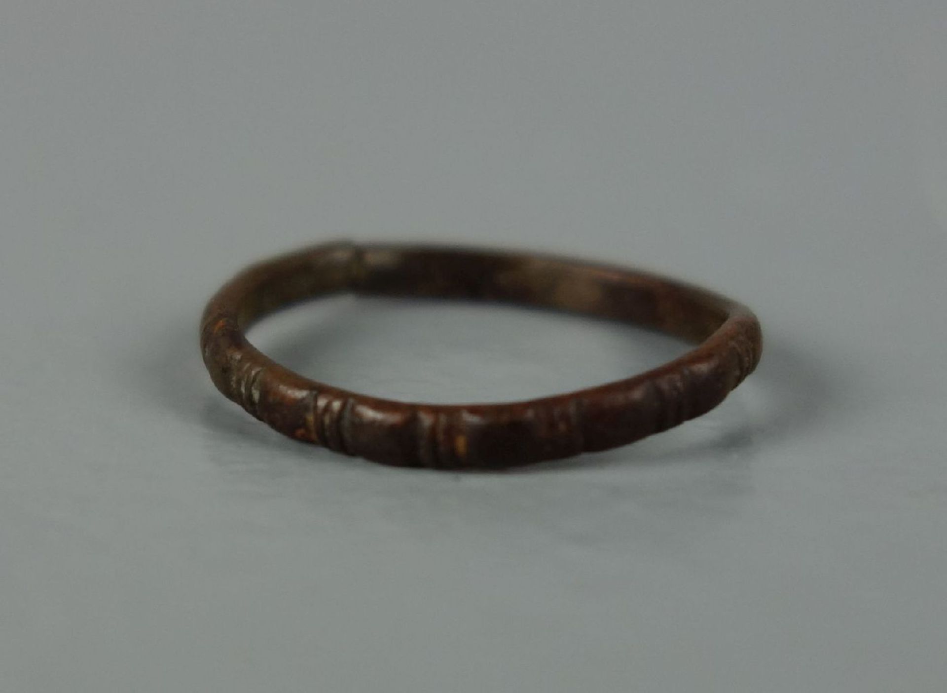 BRONZE - RING, etwa 1000 n. Chr.; handgearbeiteter, filigraner Ring von 1,7 mm Durchmesser,