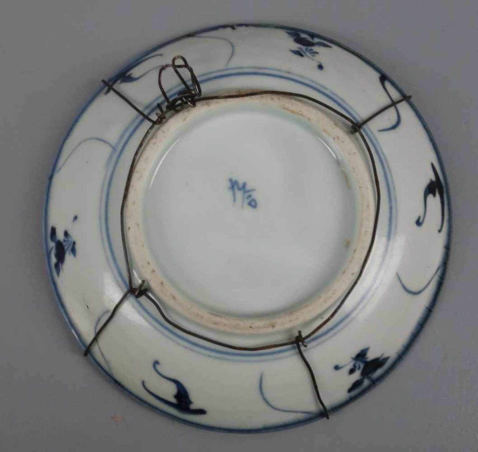 SCHALE / TELLER / chinese porcelain bowl / plate, Porzellan, China, wohl 19. Jh., grau-blauer Fond - Image 3 of 3