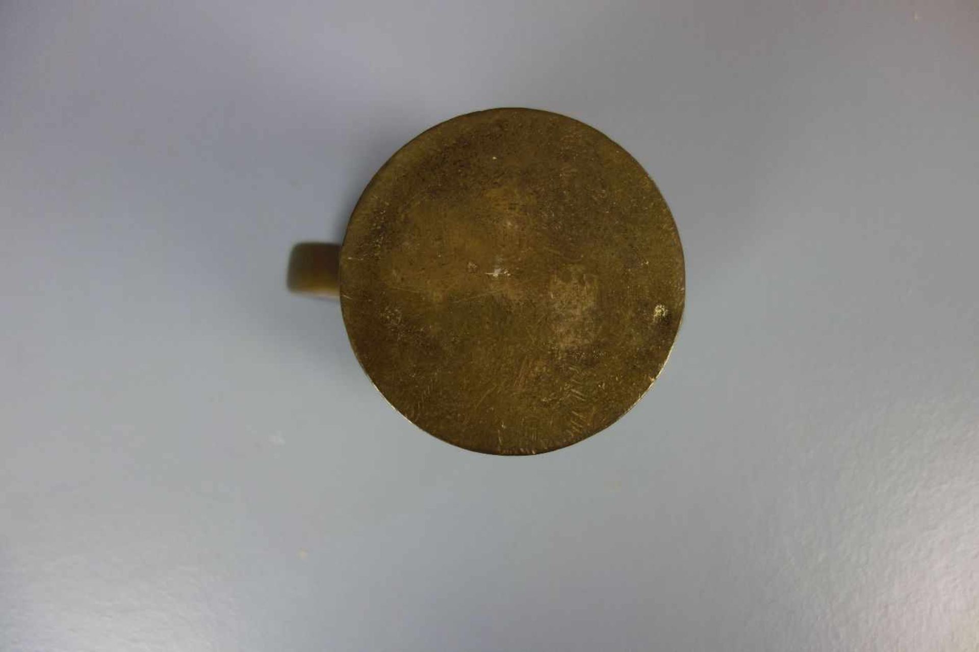 BRONZE-KANNE, 20. Jh., ungemarkt, Bronzeguss. Kleine Kanne mit kurzem Ausguss auf konischem - Bild 4 aus 4