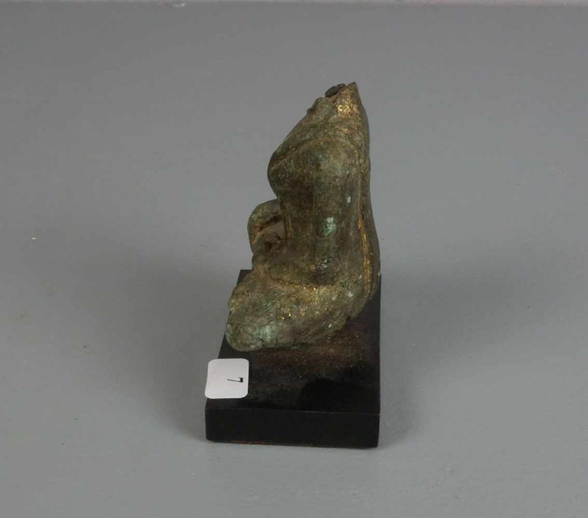 SKULPTUR: "Buddha" / Torso, Bronze, grün patiniert mit Vergoldungsresten, montiert auf Postament, - Bild 2 aus 4