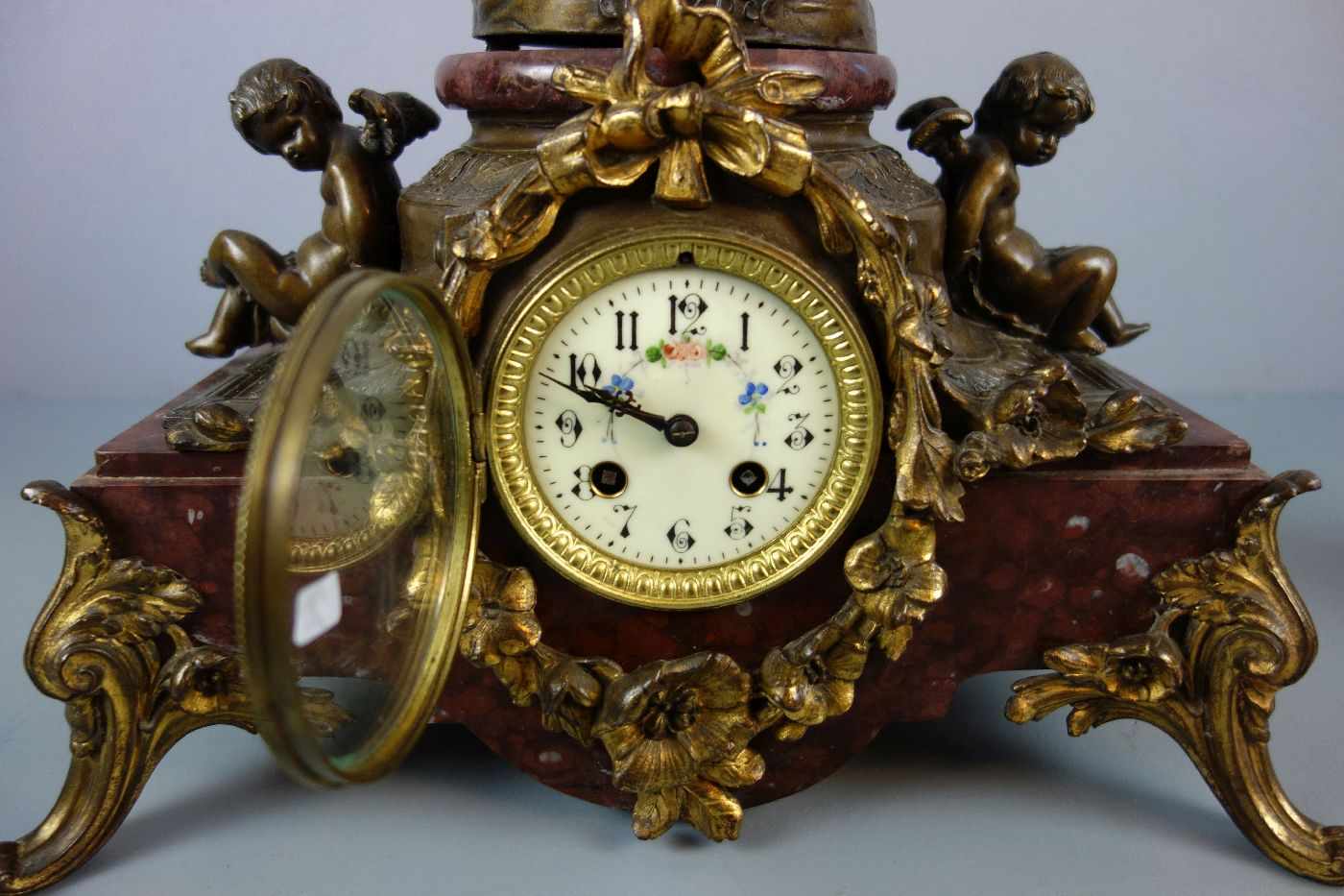 ALLEGORISCHE / FIGÜRLICHE UHR / KAMINUHR "DIE MORGENDÄMMERUNG" MIT BEISTELLERN, Frankreich, um 1900. - Image 6 of 6